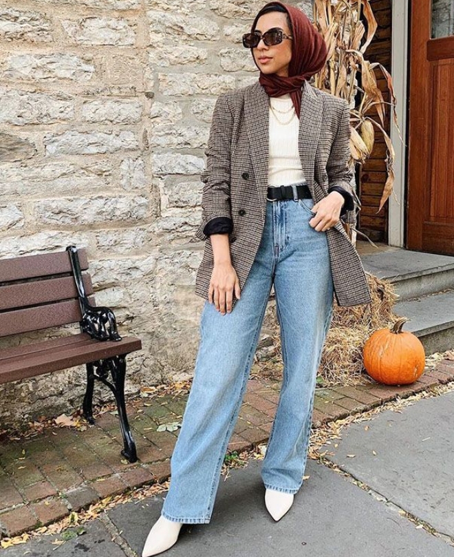 Model wearing headscarf Oversized blazer with jeans and pointy toe boots